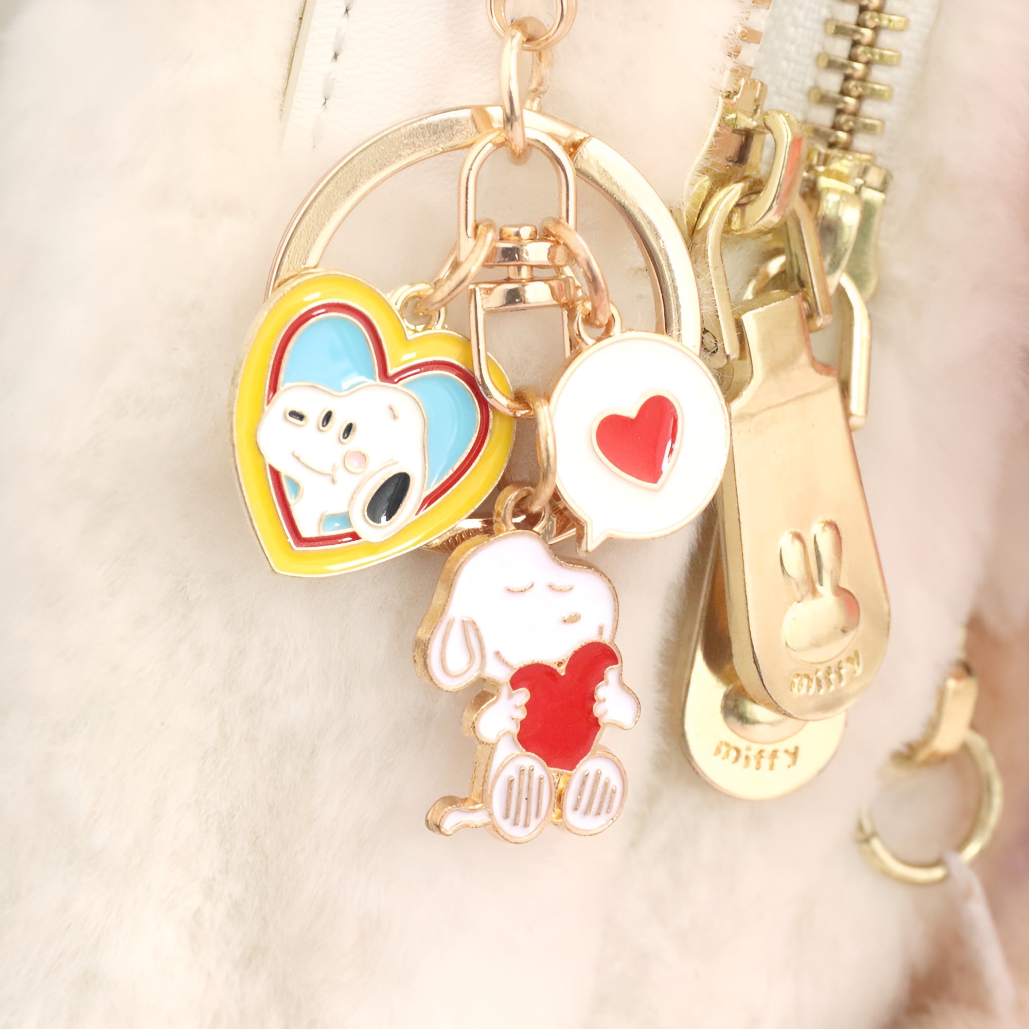 Peanuts Snoopy Keychain - Snoopy Holding Heart